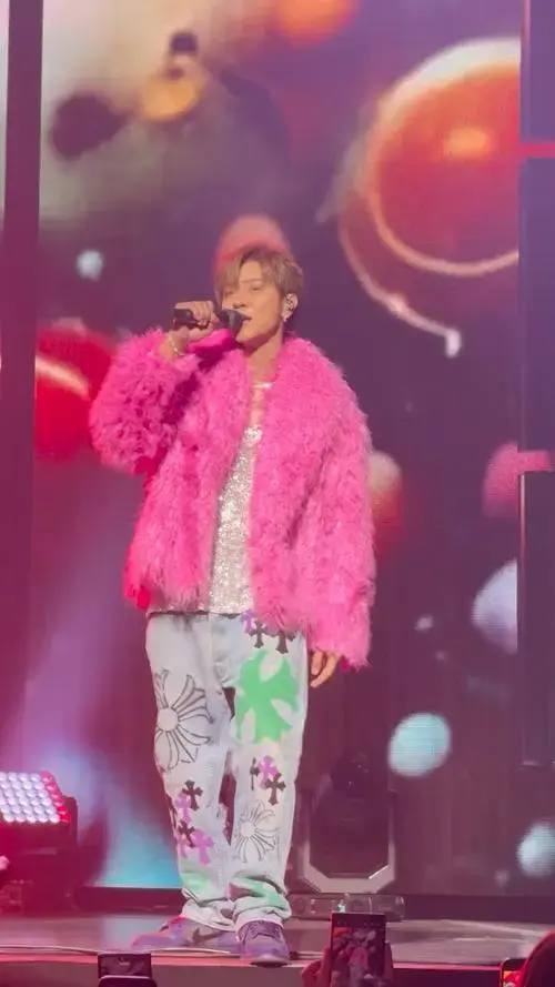 罗志祥东京演唱会直拍,看得出作为歌手他很敬业!