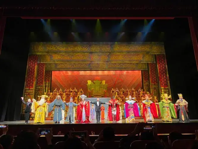 次知道图兰朵是2008年奥运会后,张艺谋执导在鸟巢的大型歌剧,一票难求