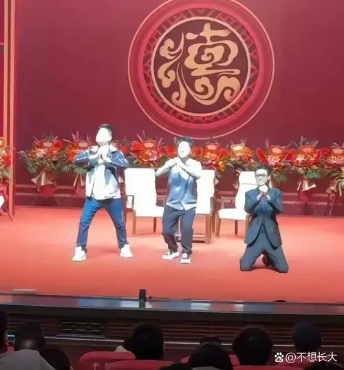 在德云社全员跟粉丝的掌声中重新回到舞台,郭德纲于谦助阵,一众师
