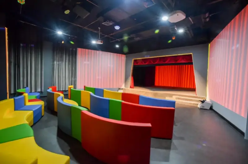 全息技术舞台 沉浸式互动表演《三只小猪》登陆彩色熊猫剧场