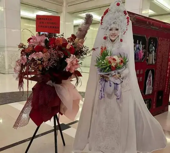 刘晓庆出演话剧《风华绝代》,张蔷和团队不仅送花篮,还亲自探班