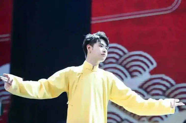 张云雷:结合德云社经典相声的魅力,为演唱会注入了新鲜的元素.