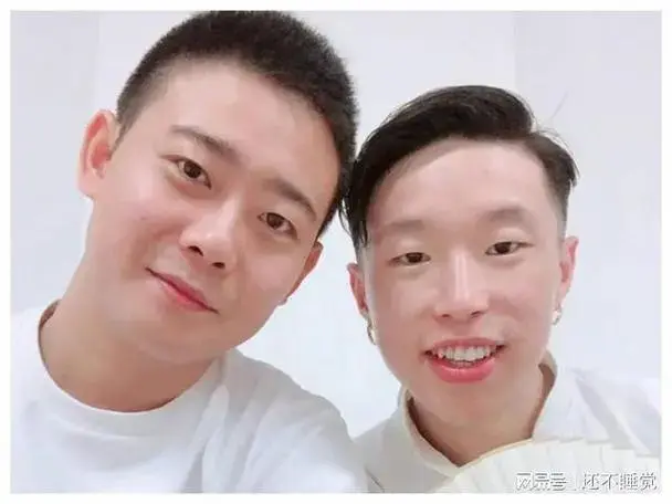 德云社高峰北京商演,拿烧饼调侃,引网友热议,饼哥是越来越火了