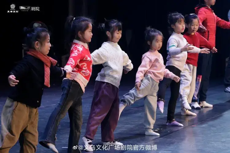 芭蕾舞剧《天鹅湖》演前彩排 小朋友们都棒棒哒