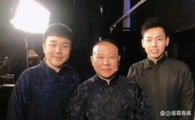 天津德云社两周年庆典第六天,郭德纲为何向徒弟朱鹤松鞠躬道歉?