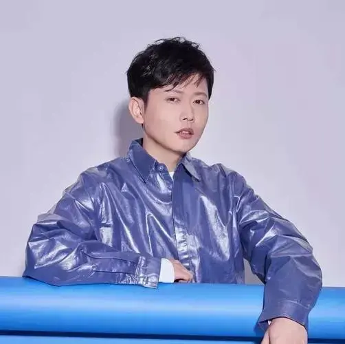 捧哏相声演员,目前在德云社演出七队,搭档七队队长孟鹤堂