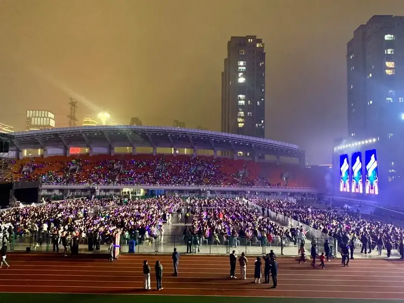 2023德清体育馆演唱会 #嗨翻全场 #以梦为马不负韶华 - 抖音