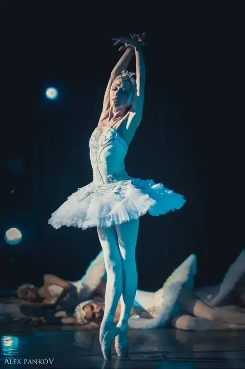 演绎古典芭蕾舞剧《天鹅湖》聆赏震撼心灵的音乐篇章,重温百年不朽的