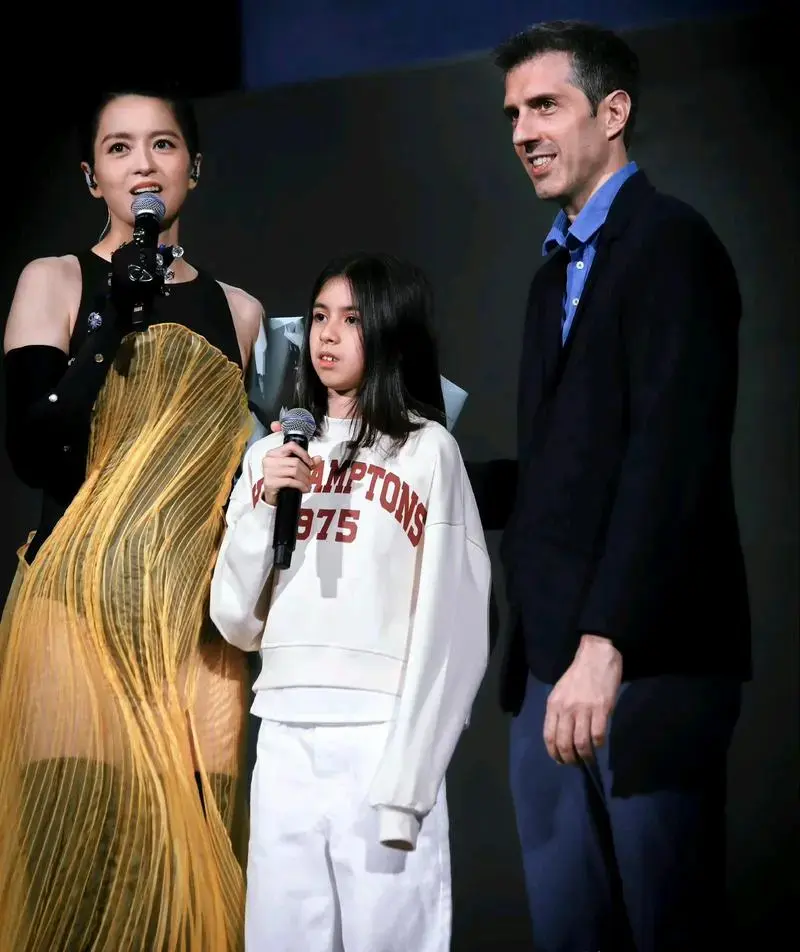 梁咏琪演唱会:女儿惊喜现身 梁咏琪澳门开演唱会,西班牙老公和混血