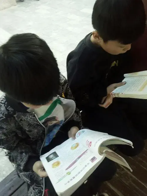 三五班《我们是爱读书的孩子》