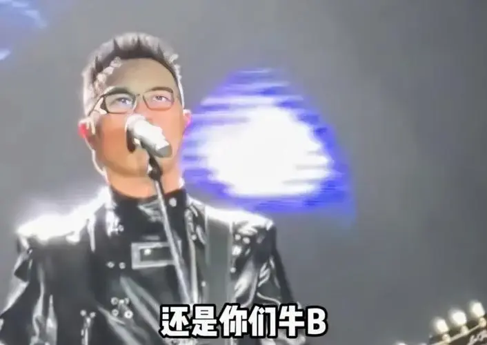 10月2日汪峰巡回演唱会太原站,当汪峰演唱经典歌曲《怒放的生命》时