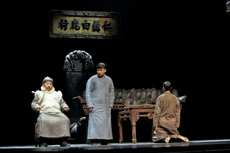 话剧《白鹿原》太原站通过几代人物的生活经历,展现了白鹿原上各家族