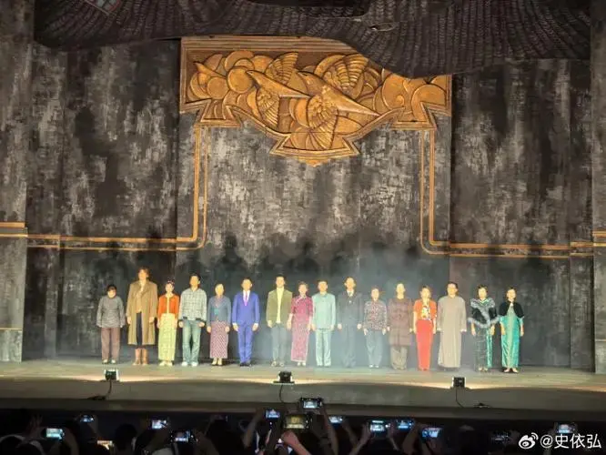 上海大剧院演出了沪语版话剧长恨歌.很熟悉的语言.观众多为上海人.
