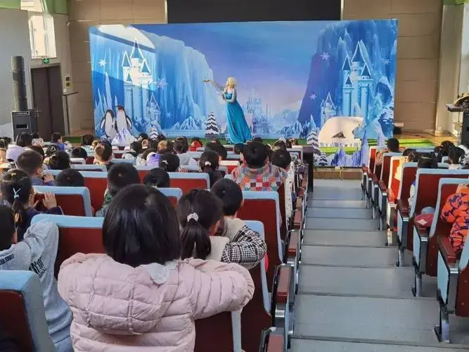 美育润泽童心,互动儿童剧《冰雪奇缘》走进秦淮校园
