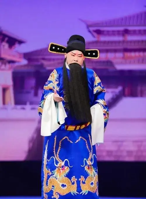 德云社郭德纲以京剧唱段惊艳登场,全新形象引爆舞台!