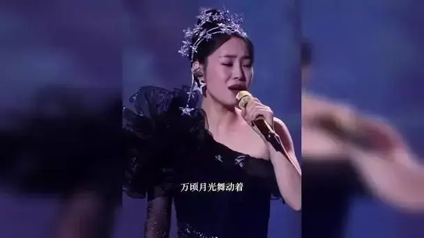 云朵昆山演唱会现场演唱《我的楼兰》,唱到情深处泪洒舞台!