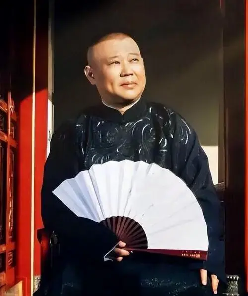 郭德纲逆袭成相声巨头,德云社面临危机,传统艺术如何重生?