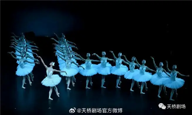 《天鹅湖》是古典芭蕾舞剧中的传世佳作,凭借非凡的艺术价值久演不衰