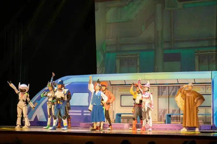 大型科幻儿童舞台剧《2030·恐龙人特攻队》在南京上演