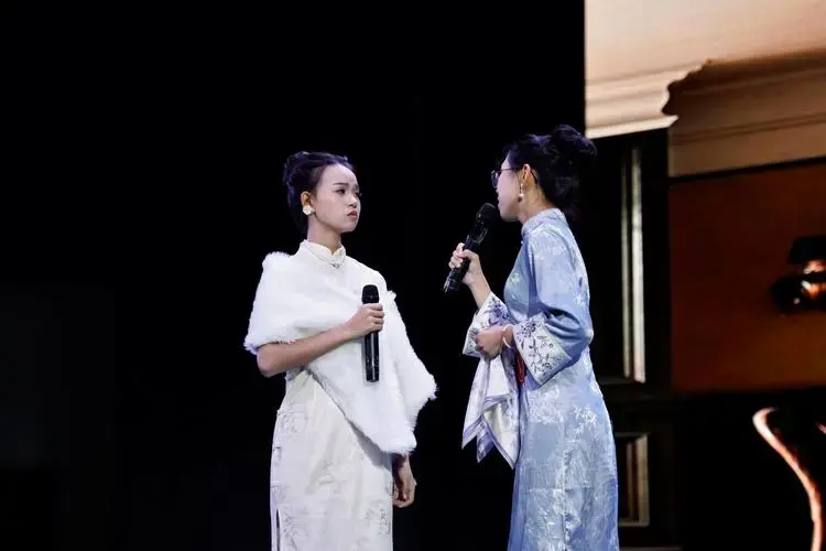 比赛临近开始,场内座无虚席,观众们翘首以盼.