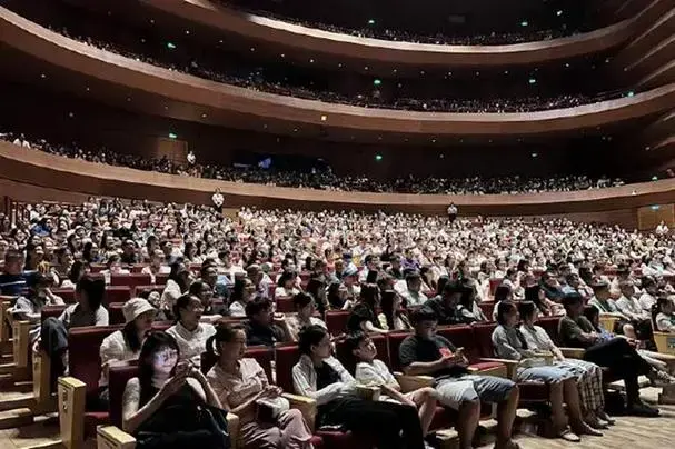 德云社南宁专场圆满结束,张九龄晒照引热议,四层观众席坐满了人
