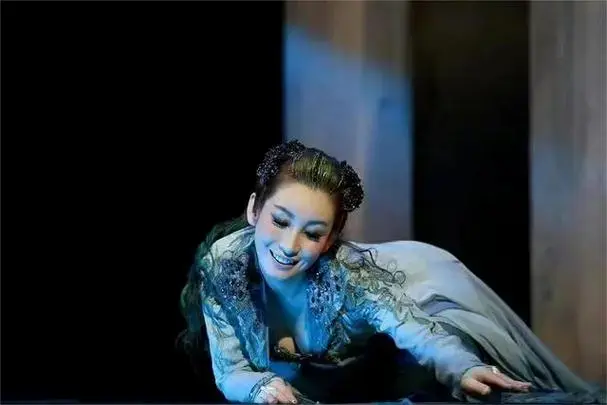话剧《青蛇》|不一样的女性际遇,一样的情欲迷途