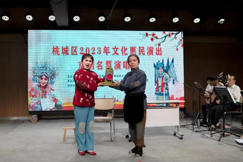 京剧演唱会纪实.#舞台上,演员入戏.舞台下,摄影师入神.观众 - 抖音