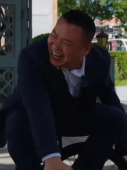 德云社岳云鹏被师弟贴脸开大,再现燕子梗名场面,岳哥大笑不止