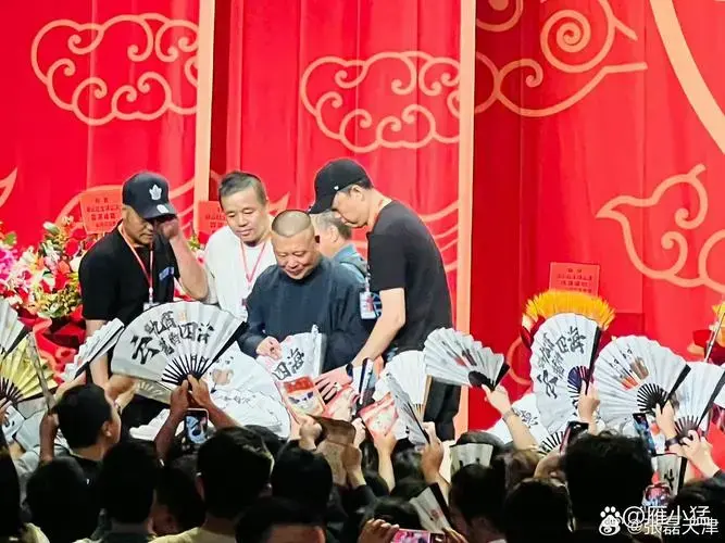 德云社在美国洛杉矶首演,现场座无虚席,有华人表示演出前一票难求,一