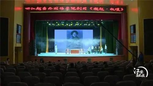 《凝视-秋瑾》采取了戏中戏的表演方式,以一群当代的大学生在排演话剧