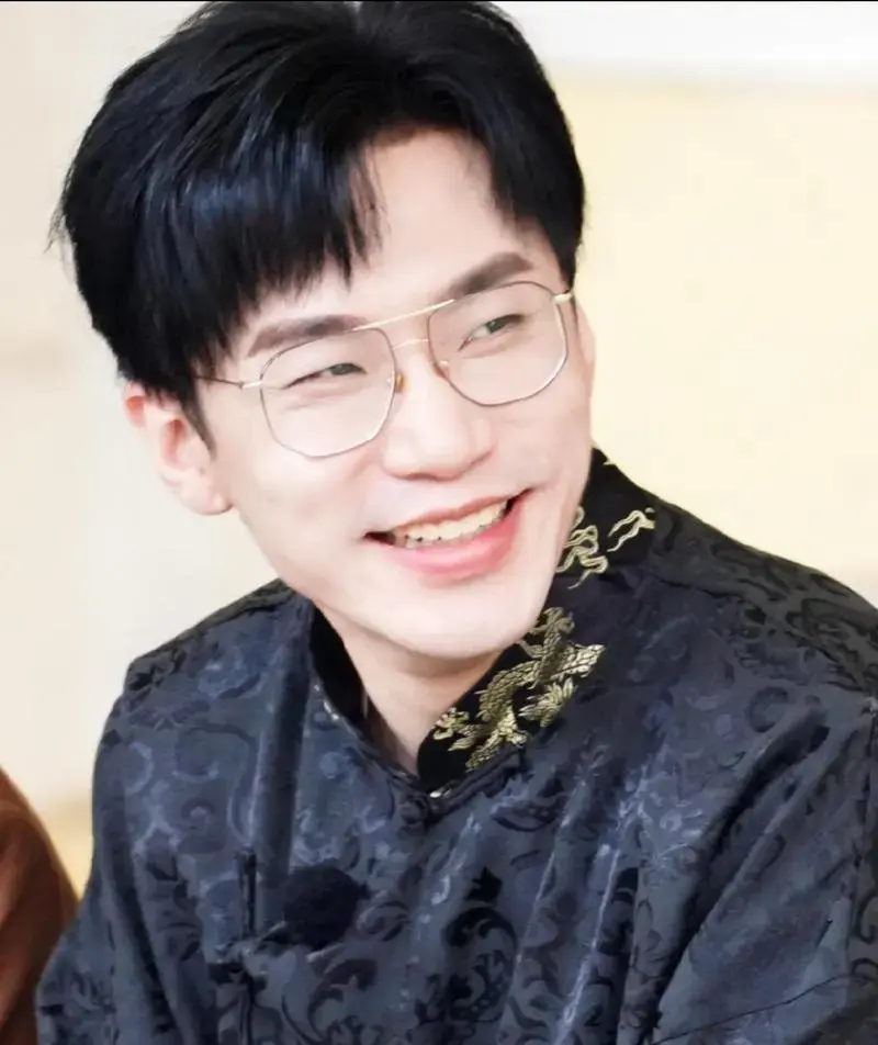 德云社何九华出轨女素人 德云社相声演员何九华被曝光与一位长腿美女