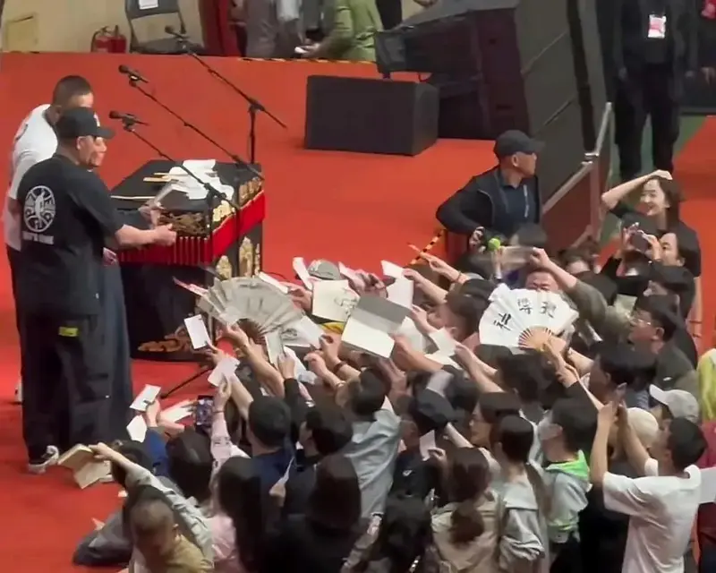 看到德云社的一场商演视频,按照相声行话是满坑满谷,一票难求,那场面