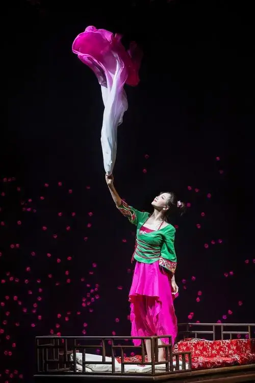 话剧《我爱桃花》上海首演杨蓉回归舞台演绎爱恨纠葛话剧《我爱桃花》