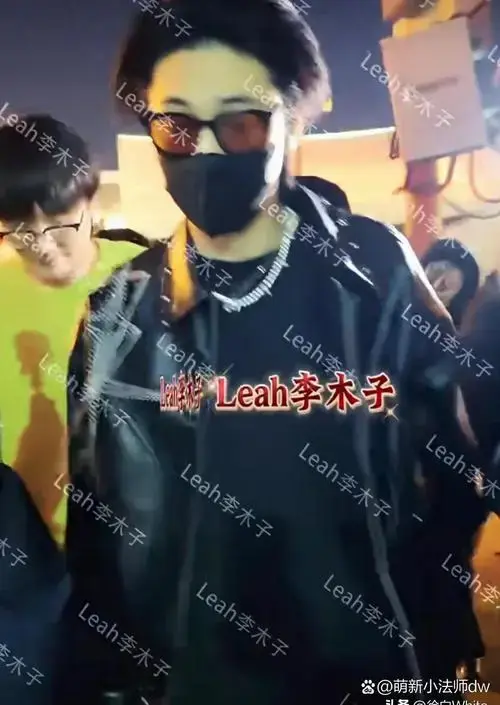 1月19日,秦霄贤现身德云社七队小封箱活动,助理已经换人,引发粉丝关注