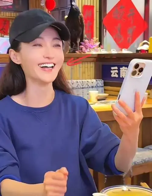 逛超市,吃路边摊,陪闺蜜聊家长里短,这些烟火气十足的片段,比任何精心