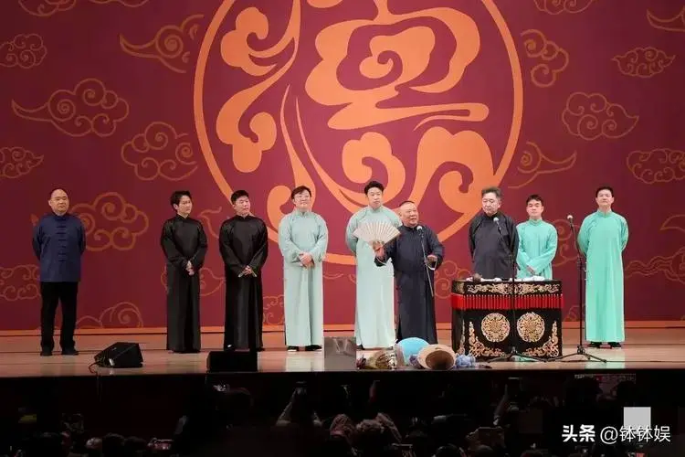 德云社日本横滨演出!剧场里面人气火爆,郭德纲签名环节被包围