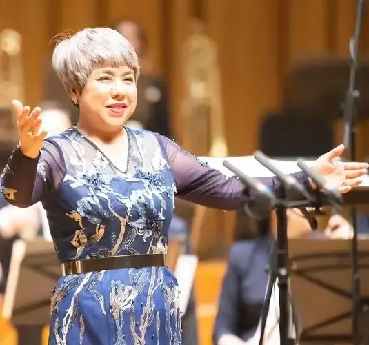 除了在歌剧中有精彩表现外,迪里拜尔还是世界著名交响乐团的常客合作