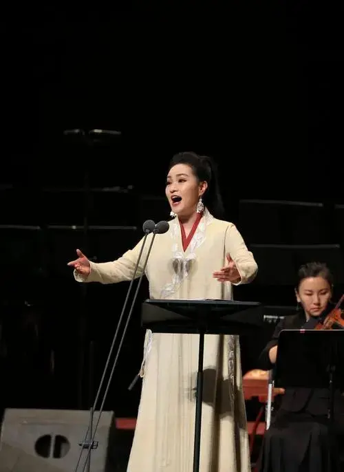 当晚,雷佳在这场名为《源远流长寻根之旅》的民族民间歌曲专场音乐会