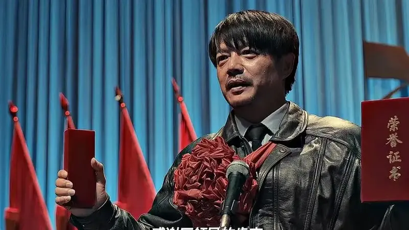 「以余国伟的视角打开《暴雪将至》他多余到诺大的世界也容不下他的