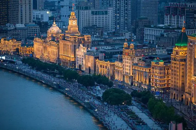 以上海外滩为景,光影中的沪上风华