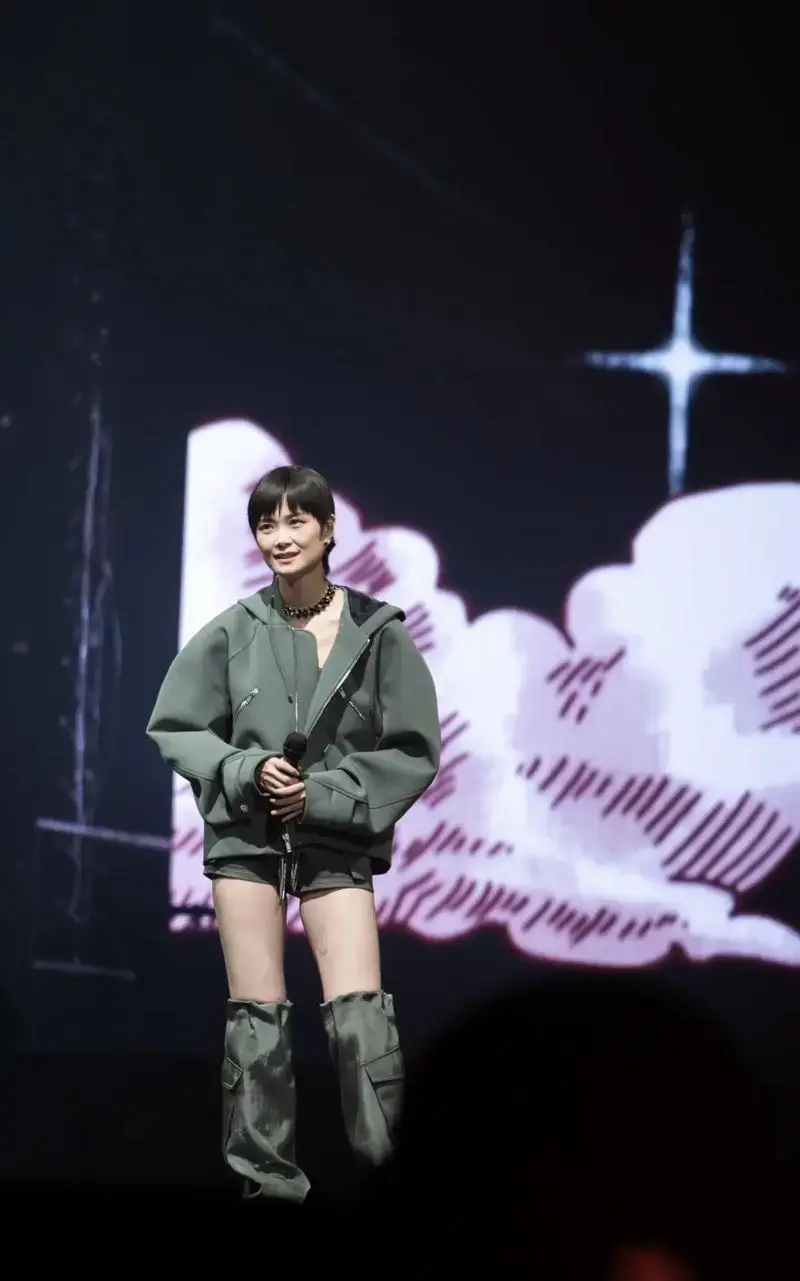 李宇春演唱会造型.这件令人