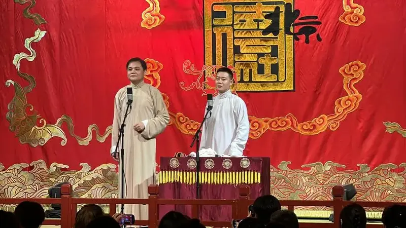 体验德云社新街口 (地铁站门框百年卤煮)