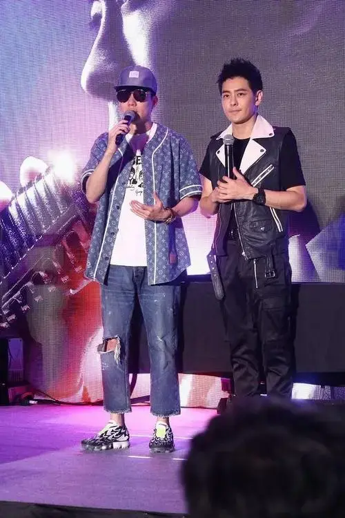 林志颖出席周杰伦演唱会,状态极佳不显老,9岁的小儿子近照曝光