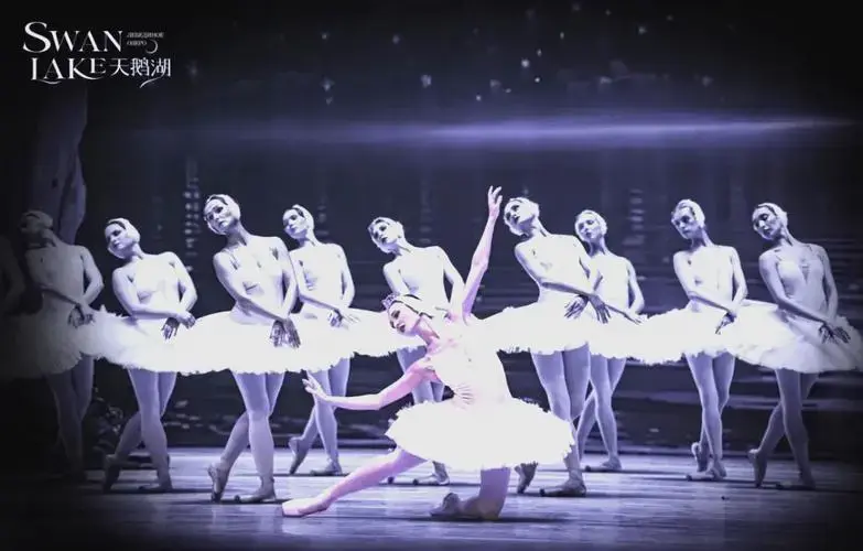 俄罗斯莫斯科芭蕾舞团所演绎的《天鹅湖》,在舞美设计,道具制作以及