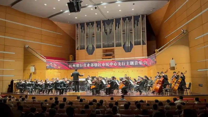 音乐会现场!指挥家引领乐团演绎经典曲目