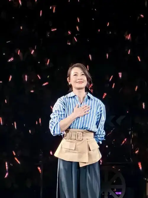 55岁的刘若英再开演唱会,《后来》至今依旧唱出了很多人的意难平