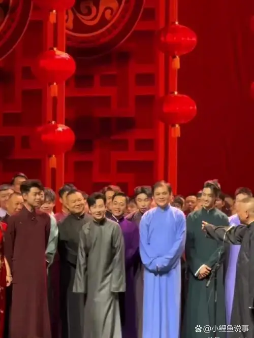 德云社封箱,二百多人,热闹得很.