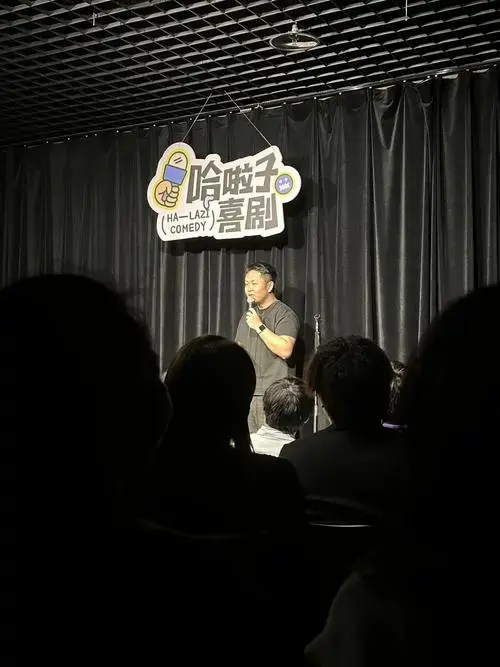 n\\n每位演员都超有梗,从生活琐事到热门话题,各种角度切入,段子一