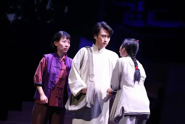 话剧《先锋少年》火热加演,全国巡演即将来袭_红色_观众_舞台