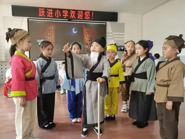 全民读书节丨穿越千年变身李白杜甫!世界读书日校园上演